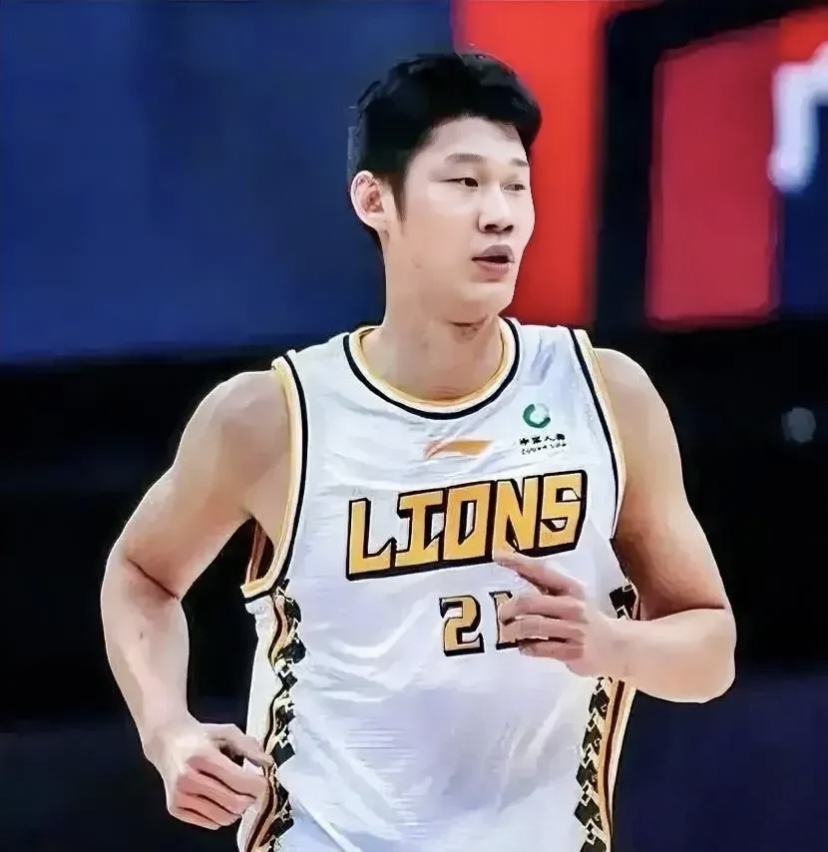 转折点广厦男篮主帅复盘，欧篮联加时末段攻防权衡，态度坚定，临场指挥获称赞